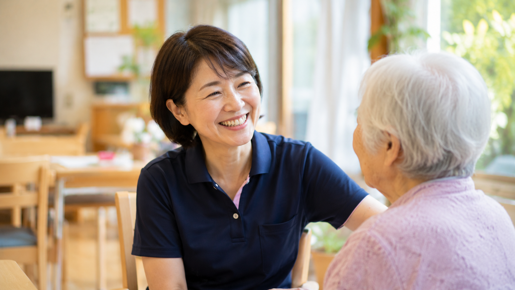 明るいデイサービスで高齢者と笑顔で会話し、自分らしいペースで働く40代女性看護師
