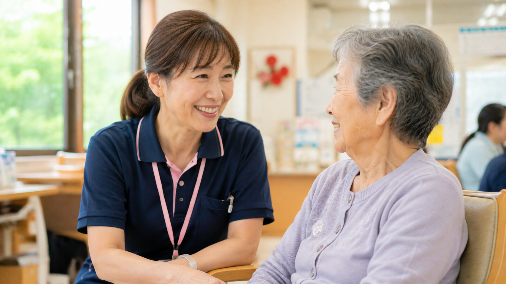 明るいデイサービスで高齢女性の話を笑顔で聴き、身体に無理なく働く40代女性看護師