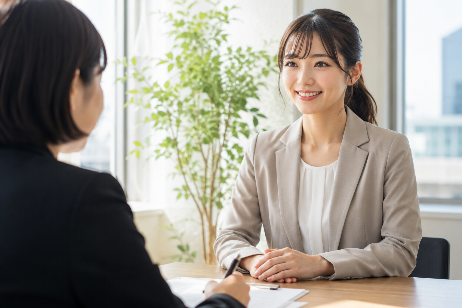 転職面接や面談でこれまでの臨床経験を高く評価され、笑顔で話す中堅看護師